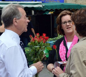 Vor Beginn von „Kerstin Griese trifft …“ hat Franz Müntefering Rosen auf dem Ratinger Markt verteilt.