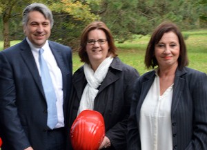 Der Vorstandsvorsitzende Vincent Dujardin, Kerstin Griese und Betriebsratchefin Gabriele Münse.