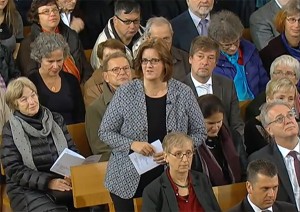 Kerstin Griese erinnerte im Eröffnungsgottesdienst, der im ZDF übertragen wurde, an die Öffnung der Mauer vor 25 Jahren, die sie als Jugenddelegierte auf der EKD-Synode erlebte.