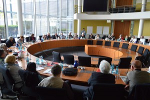 Diskussion in einem Ausschusssaal des Bundestages.