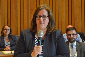 Kerstin Griese, parlamentarische Staatssekretärin, erläutert das Vorhaben der Bundesregierung